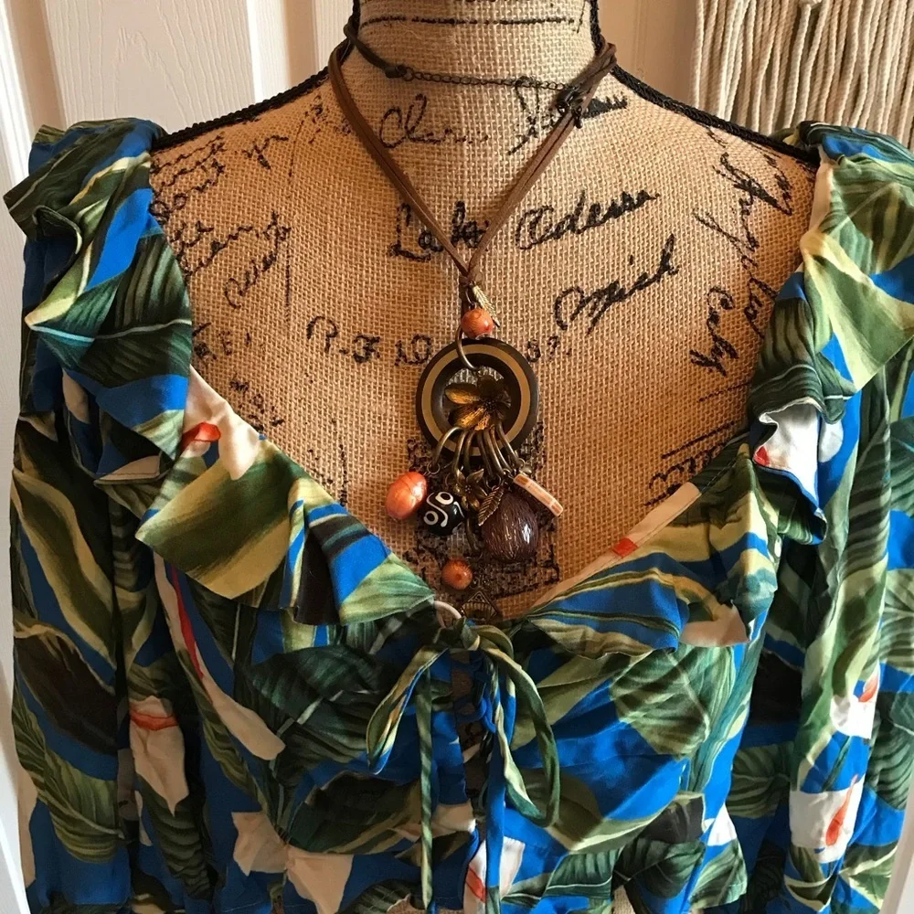 FARM Rio Blue and Green Floral Crop Top - Picture 2 of 9